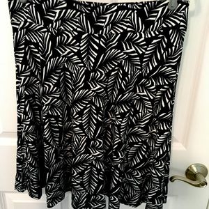 Loft size medium black and white palm print flippy/flare skirt.